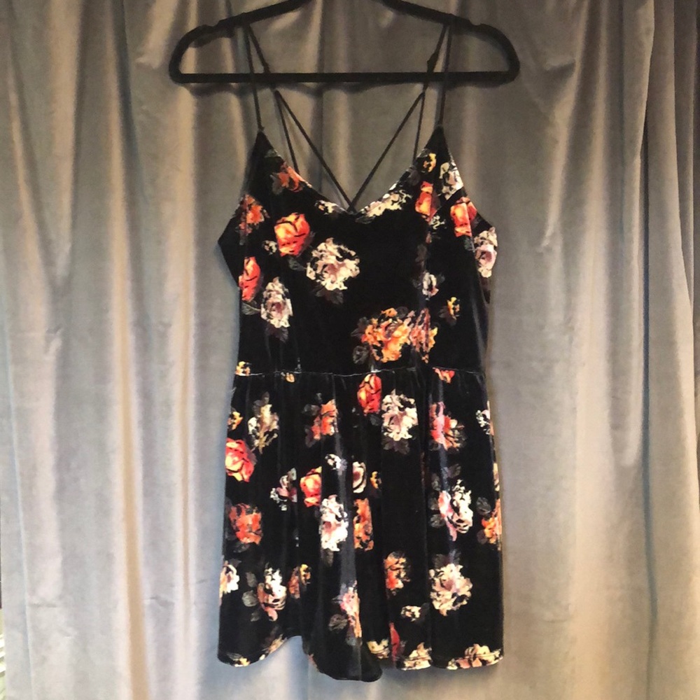 Cute velvet floral romper!! Perfect date night ❤️